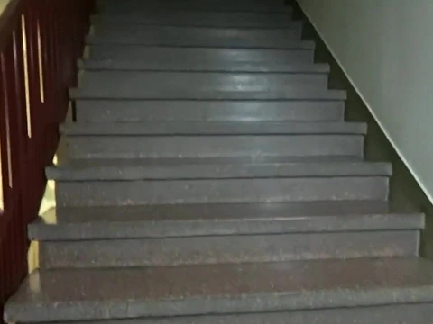 Русскую девку ебут в подъезде и кончают на попу как ебаной шлюшке